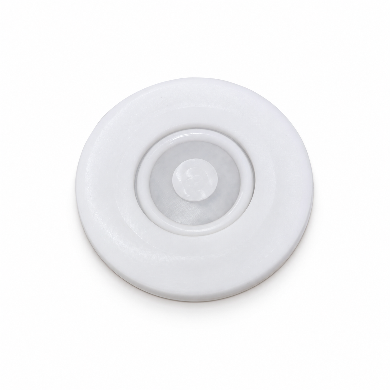 Pieza blanca moldeada con relieves concéntricos