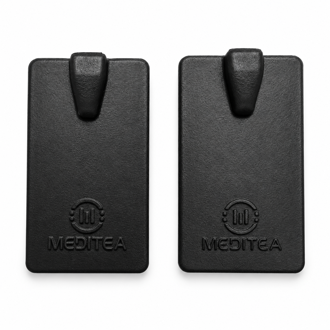 Dos componentes rectangulares de caucho con relieves moldeados