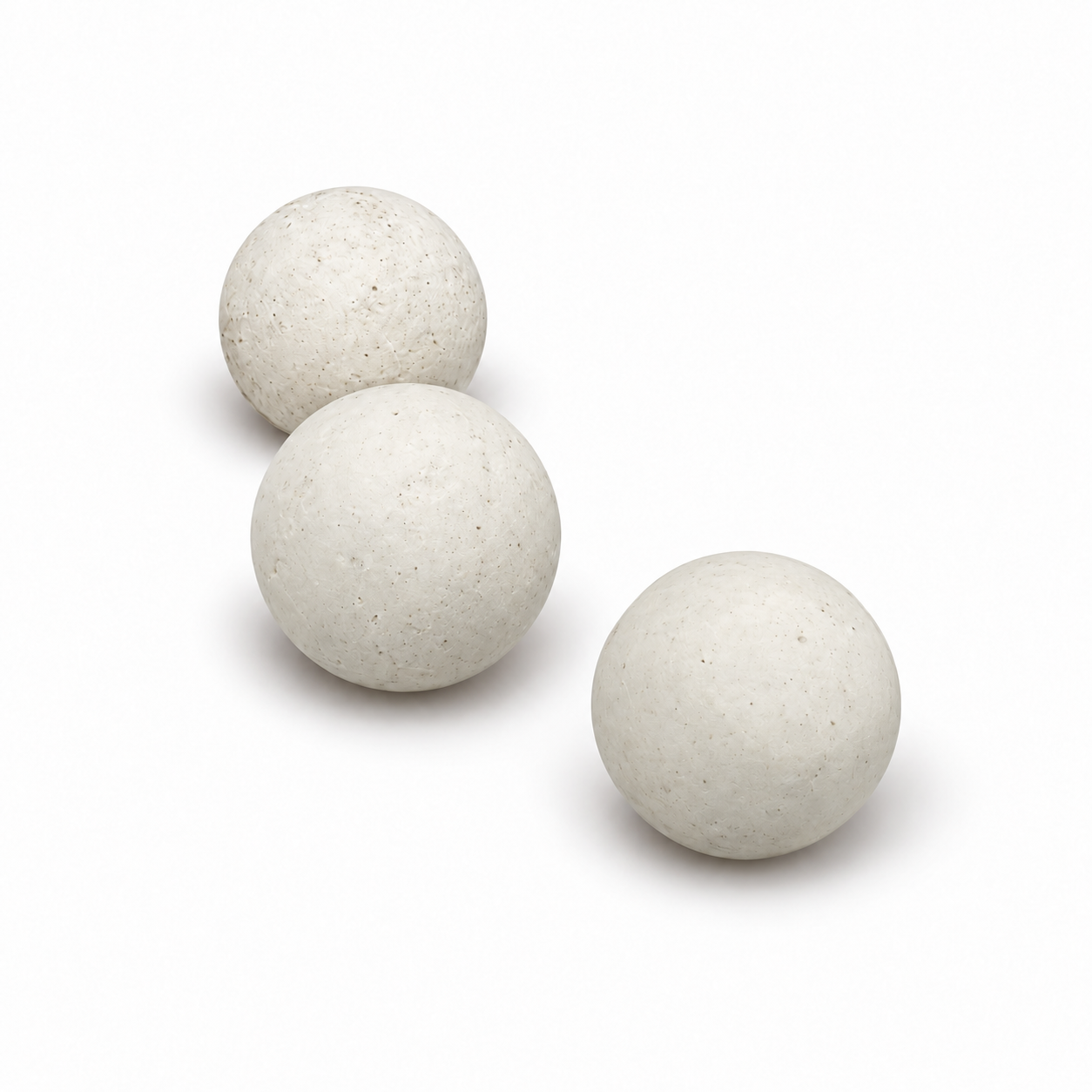 Tres esferas claras de material elastomérico