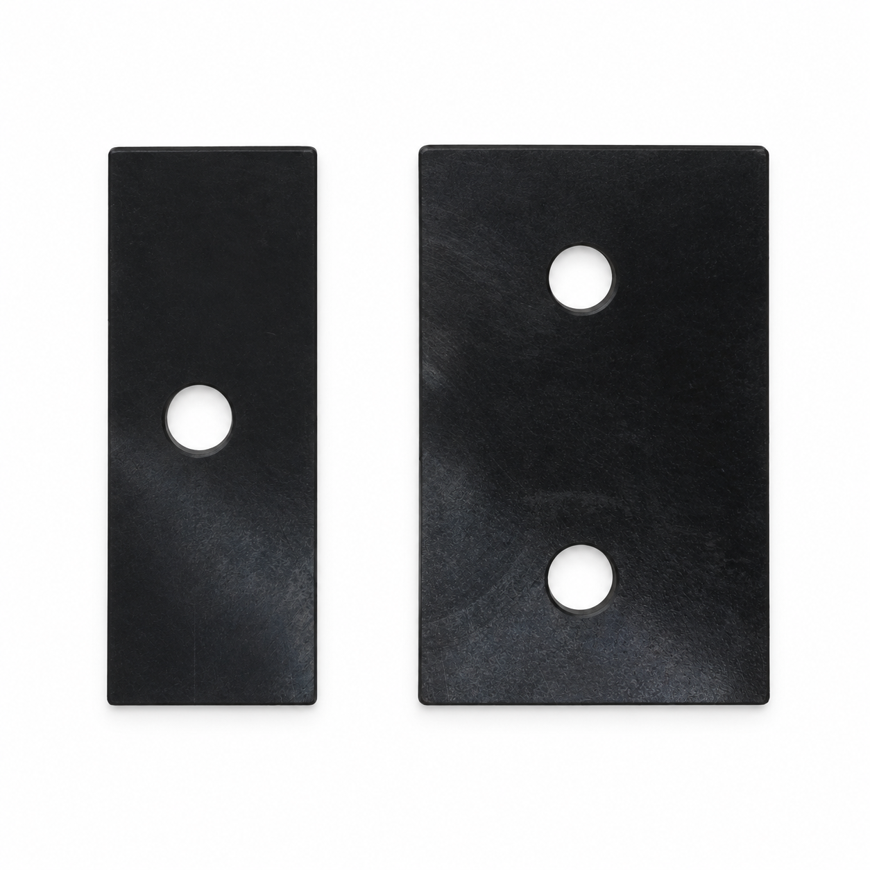 Dos piezas planas rectangulares negras, con uno y dos orificios